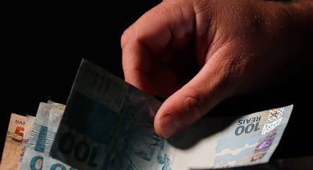 Brasileiro troca marcas caras por mais baratas